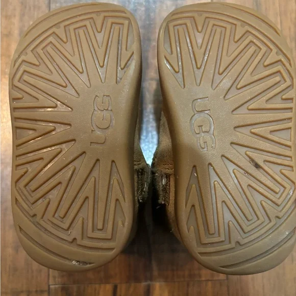 UGG Keelan Boot Size 4-5 - Picture 5 of 8